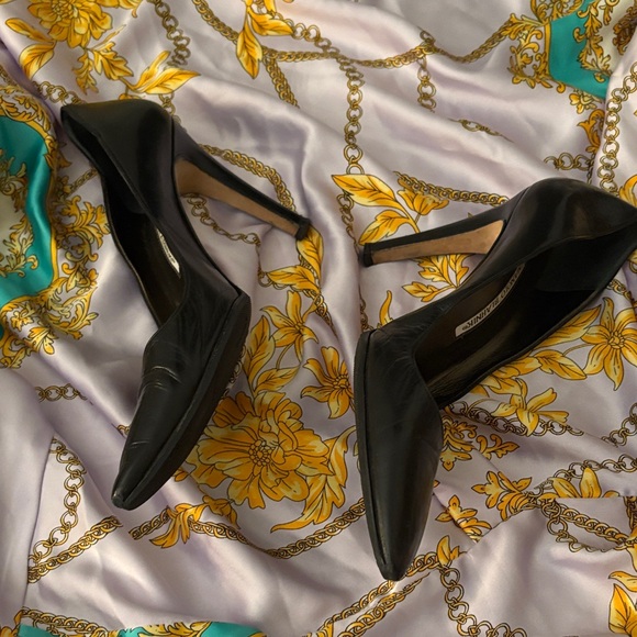 Manolo Blahnik Classic Pump - Picture 7 of 11